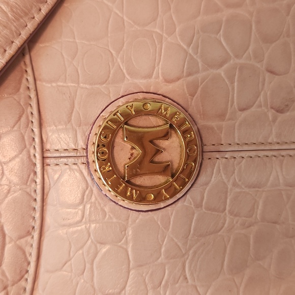 MetroCity mauve handbag with gold hardware - Picture 2 of 13